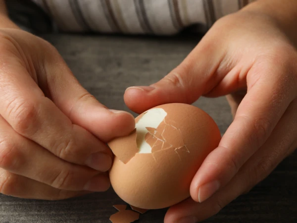 Is it best to peel boiled eggs hot or cold?