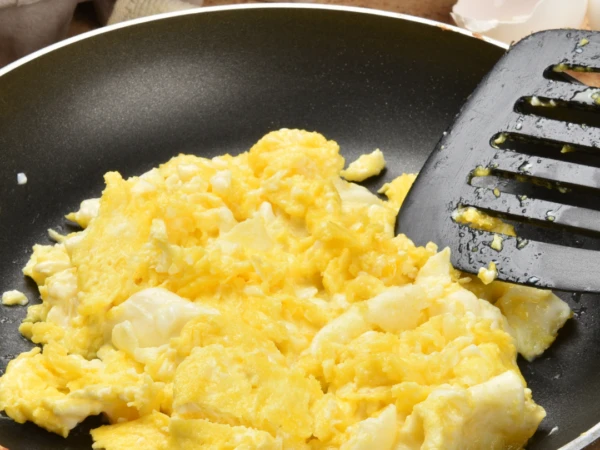 How do chefs cook scrambled eggs?